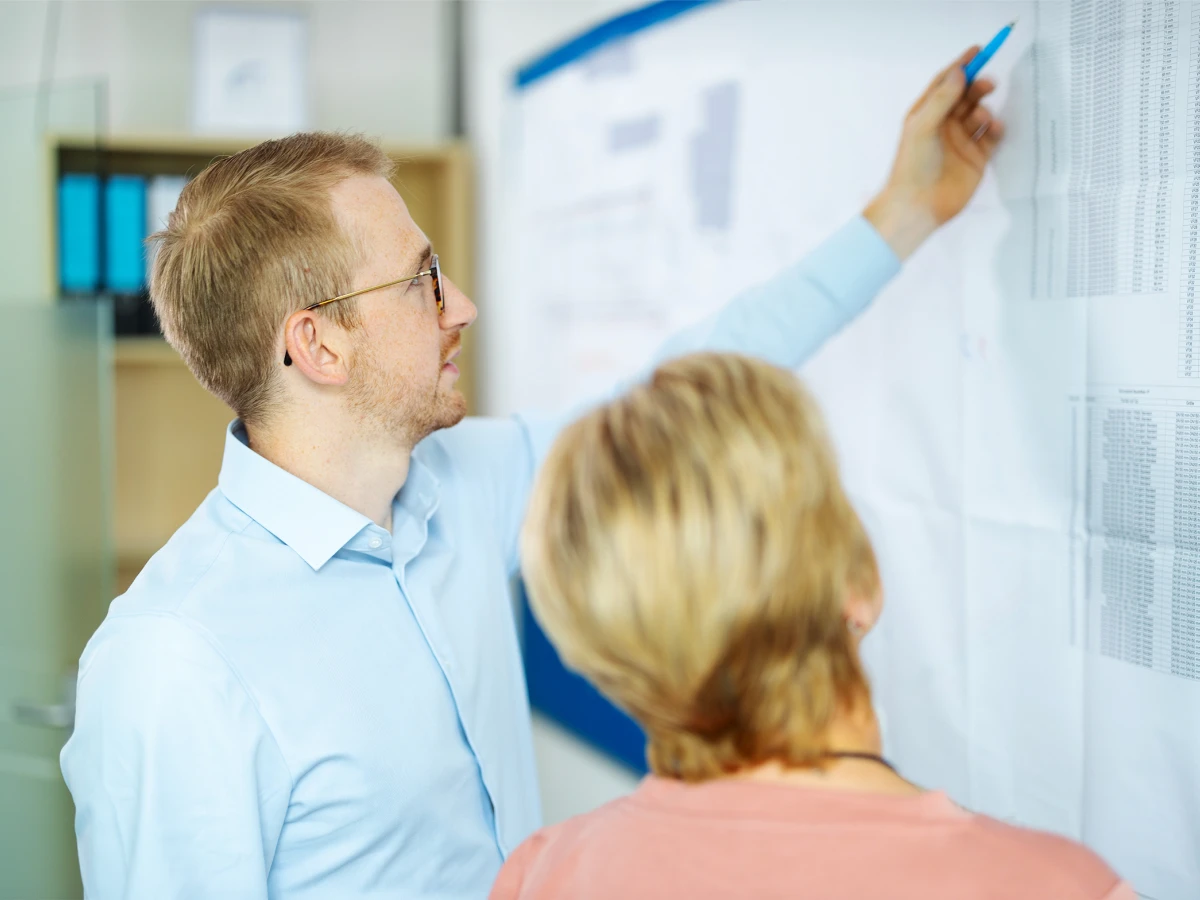 Für das Employer Management der Gruber Holding im Raum München entwickelten wir eine Social Media-Kampagne, die authentische Einblicke in das Unternehmen bietet. Echte Mitarbeitende wurden plattformgerecht in Szene gesetzt, um die Unternehmenskultur authentisch zu vermitteln. Das Shooting und der Dreh fanden unter unserer Regie direkt beim Kunden vor Ort statt. Durch kreatives Editing und eine gezielte Sound-Auswahl wurden die Interviews der Mitarbeiter professionell aufbereitet und emotional verstärkt.