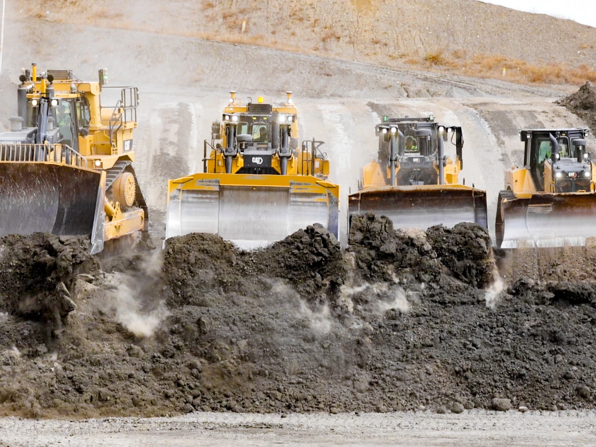 Zur Demonstration bewegen fünf Dozer tonnenweise Erdmaterial mit beeindruckender Kraft und Präzision. Dieses Bild, aufgenommen im Rahmen eines Imagefilms, veranschaulicht die Leistungsfähigkeit und Effizienz der Maschinen im Einsatz.