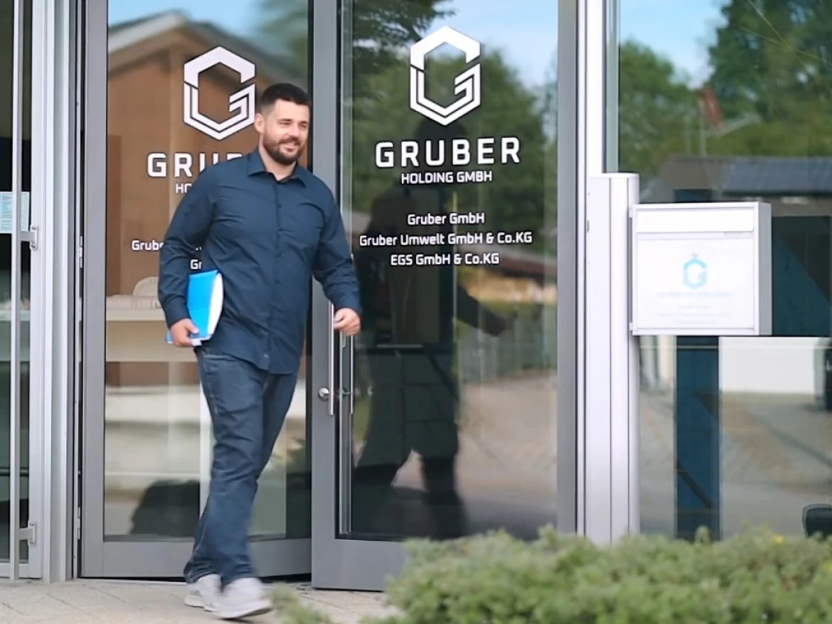 For the employer management of Gruber Holding in the Munich area, we developed a social media campaign that offers authentic insights into the company. Real employees were staged in a platform-appropriate way to authentically portray the corporate culture. The shooting and filming took place under our direction directly at the client's premises. The employee interviews were emotionally enriched through creative editing and a targeted choice of sound.