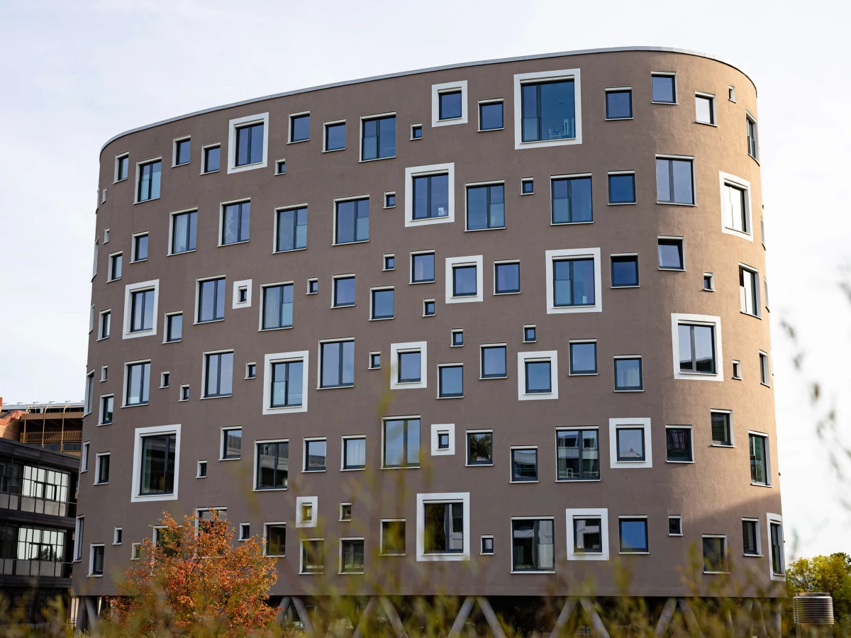 A modern office building with a unique window arrangement and stylish facade. This architectural photo highlights the innovative construction and aesthetic design, perfect for presentation on corporate websites and in real estate brochures.