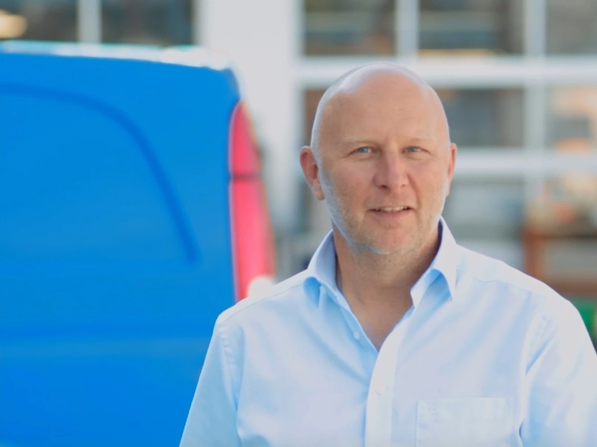 Für das Employer Management der Gruber Holding im Raum München entwickelten wir eine Social Media-Kampagne, die authentische Einblicke in das Unternehmen bietet. Echte Mitarbeitende wurden plattformgerecht in Szene gesetzt, um die Unternehmenskultur authentisch zu vermitteln. Das Shooting und der Dreh fanden unter unserer Regie direkt beim Kunden vor Ort statt. Durch kreatives Editing und eine gezielte Sound-Auswahl wurden die Interviews der Mitarbeiter professionell aufbereitet und emotional verstärkt.
