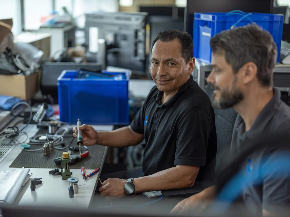 Two technicians at work in a well-equipped workshop. This image highlights the team’s precise craftsmanship and expertise, ideal for presenting employees and key contacts on the corporate website.